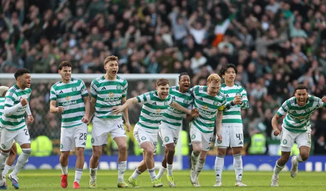 İskoçya'da Ortalık Karıştı! "Old Firm" Derbisinde Taraftarlar Sahaya İndi: Arbede Anları!