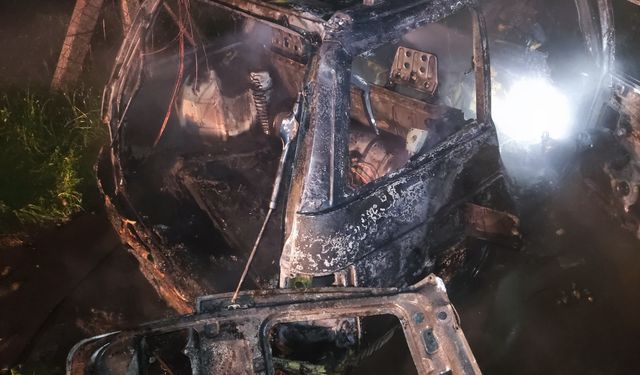 SON DAKİKA: Burhaniye'de Korkutan Araç Yangını! Alevler Geceyi Aydınlattı, Ekipler Seferber Oldu!