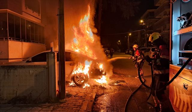 Mahalleli Sokağa Döküldü! Altıeylül’de Park Halindeki Araç Alevlere Teslim Oldu: İtfaiyeden Anında Müdahale!