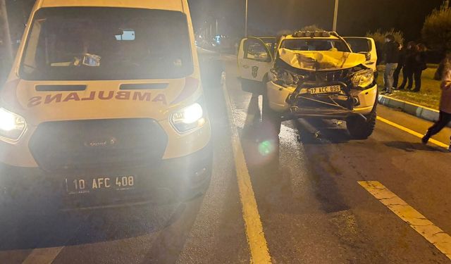 Balıkesir Edremit'te Can Pazarı! Araç Çamlıbel Kavşağında Kaza Yaptı: İtfaiye Ekipleri Zamanla Yarıştı!