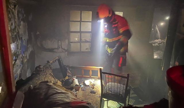 Kepsut Saray Sokak'ta Korkutan Yangın! 2 Katlı Binayı Alevler Sardı, Ekipler Seferber Oldu!