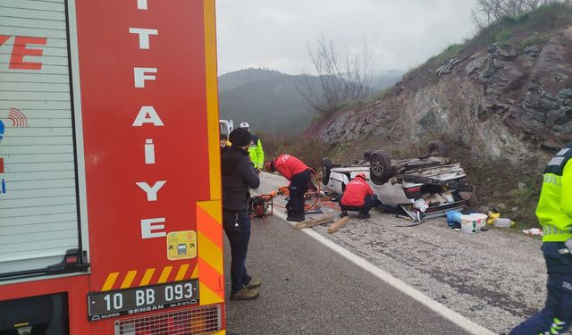Dursunbey'de Korkutan Kaza! Ters Dönene Araçta Bir Yolcu Sıkıştı: İtfaiyeden Kritik Müdahale