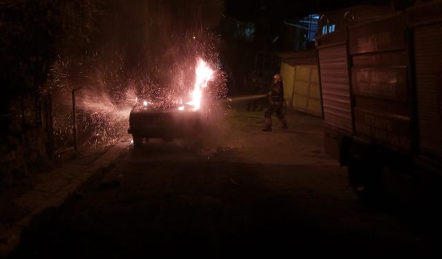 Dursunbey’de Korkutan Araç Yangını! Ferahevler Caddesi Alevlere Teslim Oldu: İşte O Anlar!