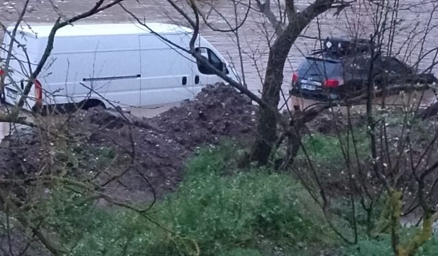 Susurluk'ta Can Pazarı! Simav Çayı Taştı! Mahsur Kalan Vatandaşlar İçin Ekipler Seferber Oldu