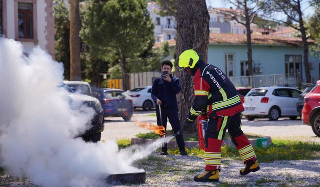Ayvalık'ta Nefes Kesen Tatbikat! Belediye Personeli Alevlerle Mücadele Etti!