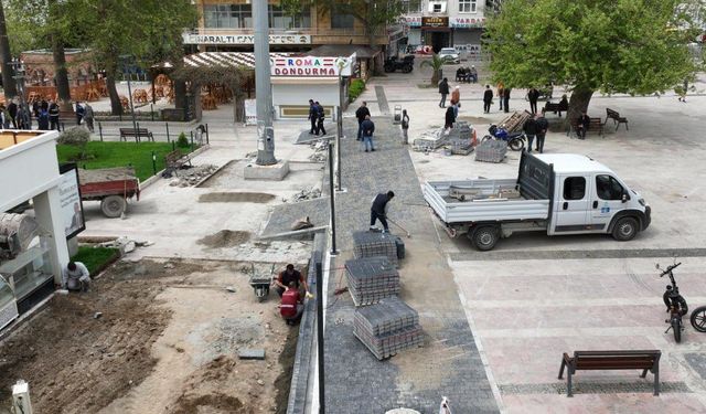 Altınoluk Cumhuriyet Meydanı'nda bakım ve düzenleme çalışmaları Devam Ediyor