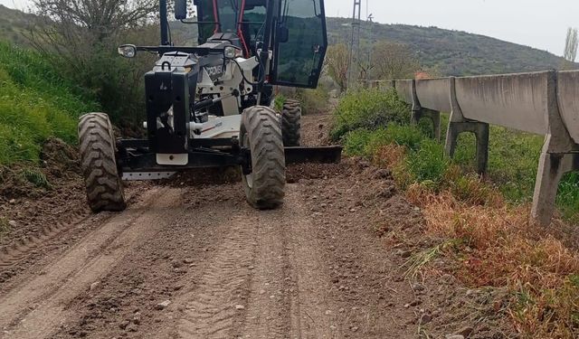 Bigadiç Salmanlı Mahallesi'nde arazi yolları düzenleniyor