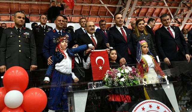 BALIKESİR'DE 23 NİSAN KUTLAMALARI... ÖĞRENCİLER VE VELİLER SAHNEDE