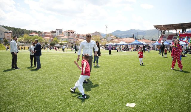 Sındırgı Semaları Rengarenk! Başkan Serkan Sak Miniklerin Uçurtma Heyecanına Ortak Oldu