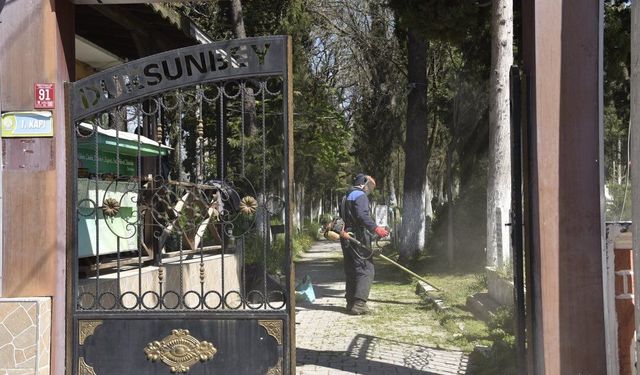 Dursunbey’de Bayram Hazırlığı: İlçe Mezarlığında Temizlik Mesaisi Başladı