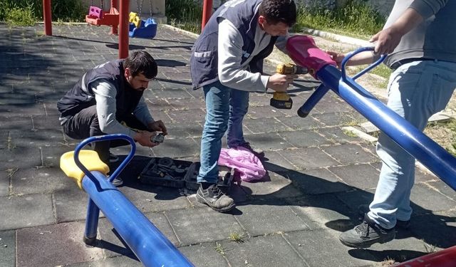 Edremit’in Parkları Yaza Hazırlanıyor: Bakım ve Onarım Mesaisi Sürüyor