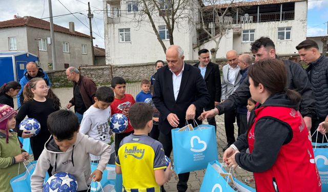 BÜYÜKŞEHİR'DEN KIRSALDAKİ ÇOCUKLARA BAYRAM HEDİYELERİ