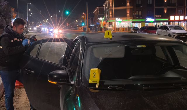 İnegöl’de Ölümden Saniyelerle Kurtuluş! Seyir Halindeki Otomobile "Yorgun Mermi" İsabet Etti!