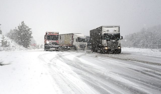 Kars-Erzurum Kara Yolunda Kar Esareti! Çok Sayıda Tır Yolda Kaldı: Ulaşım Tek Şeritten Sağlanıyor!