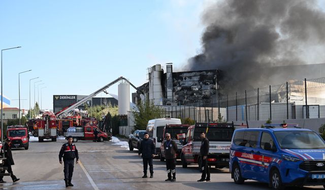 Ankara Sincan’da Dev Yangın! Boya Fabrikası Alevlere Teslim: Çok Sayıda İtfaiye Ekibi Bölgeye Sevk Edildi!