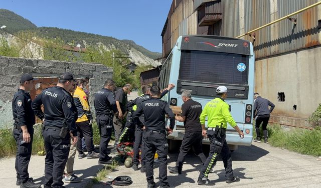 Karabük'te Can Pazarı! Motosiklet Minibüsün Altında Sıkıştı: Ekipler Zamanla Yarıştı!