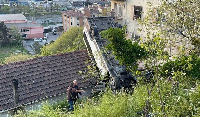 Kağıthane’de Okul Servisi Gecekondunun Üstüne Uçtu: Sürücü Yaralı
