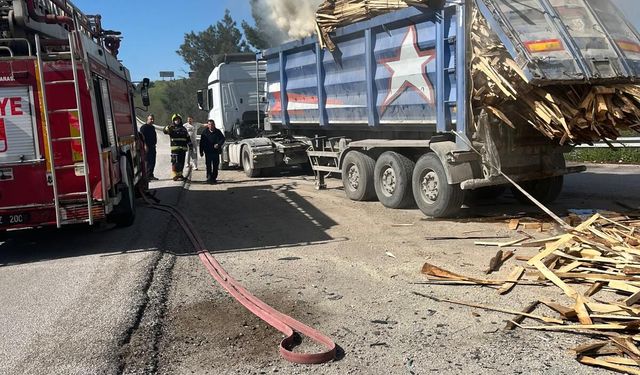 Altıeylül’de Korkutan Yangın: OSB yolundaki Tırın Dorsesi Alevlere Teslim Oldu