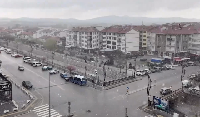 Ankara'da Nisan Ayında Kar Sürprizi! Çubuk Beyaza Büründü: "Zirai Don" Alarmı Verildi, Üreticiler Dikkat!