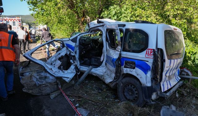 Bornova'da Zincirleme Kaza: Freni Patlayan Tır Dereye Devrildi
