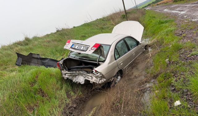 Gönen-Manyas Yolunda Korkutan Kaza! Akçaova Mevkiinde Araç Yoldan Çıktı: Yaralılar Var!