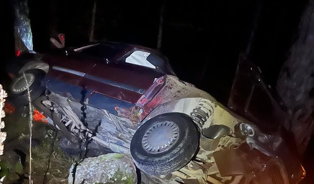 Sındırgı’da Gece Yarısı Dehşeti! Yaylabayır’da Araç Hurdaya Döndü: Ekipler Zamanla Yarıştı…