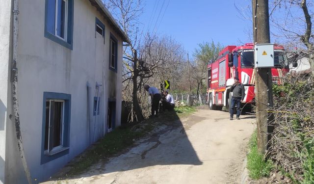 Karesi’de Korkutan Yangın! Düzoba Mahallesi’nde Alevler Evi Sardı: İtfaiye Ekiplerinden Kritik Müdahale!