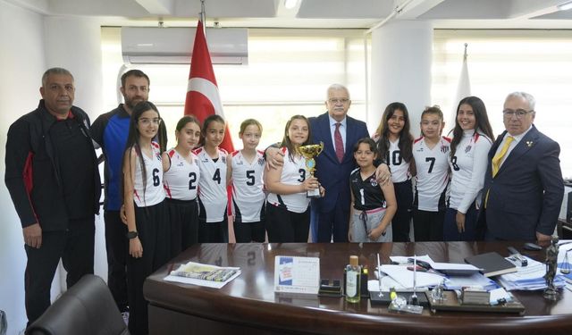 Burhaniye Belediyespor'dan Başkan Deveciler'e Şampiyonluk Ziyareti