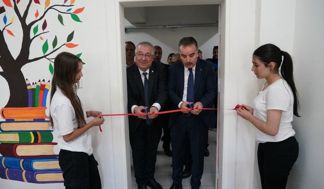 Edremit'te Eğitime Anlamlı Destek: Zeytinli Ortaokulu Kütüphanesi Açıldı