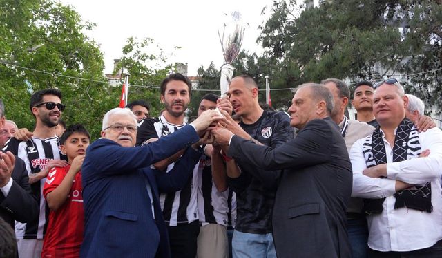 25'te 25 Yaptılar! Namağlup Şampiyon Burhaniye Belediyespor Kupasına Kavuştu