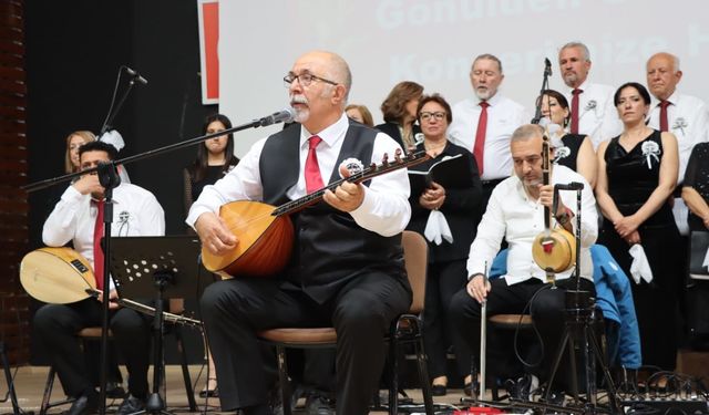 Edremit’te Türkü Gecesi: Yedi Bölge Yarenler Korosu Sahne Aldı