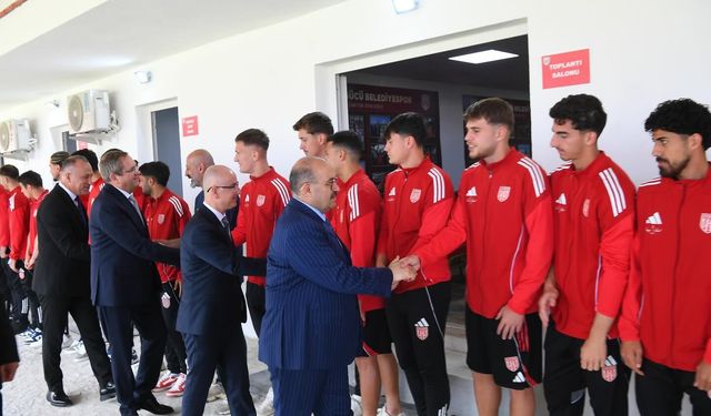 Vali İsmail Ustaoğlu’ndan Ayvalıkgücü Belediyespor’a Ziyaret!