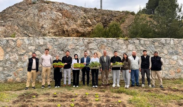 BAÜN’de Tarladan Sofraya Yolculuk: Burhaniye’de Gastronomi Öğrencileri İlk Hasadını Yaptı