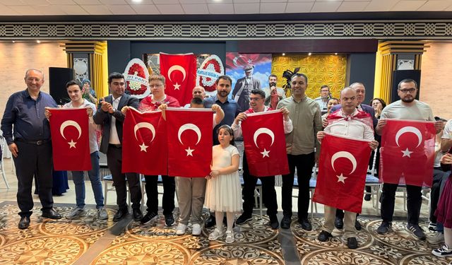 Bandırma’da Duygusal Gece: Özel Bireyler İçin Temsili Asker Kınası Düzenlendi