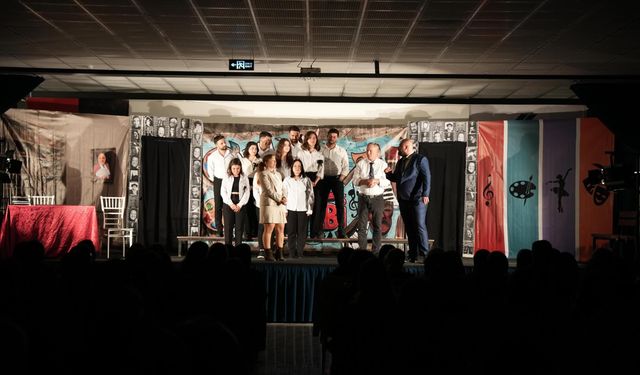 Sındırgı’da Tiyatro Rüzgarı: “Artiz Mektebi” Sahnelendi