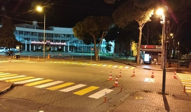 Burhaniye’de Trafikte Güvenlik Mesaisi: Yaya Geçitleri Yenileniyor