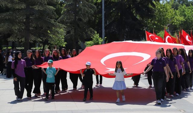 Gönen'de 19 Mayıs Bayramı: Cumhuriyet Meydanı'nda Başlayan Coşku Yıldız Meydanı'na Taşındı