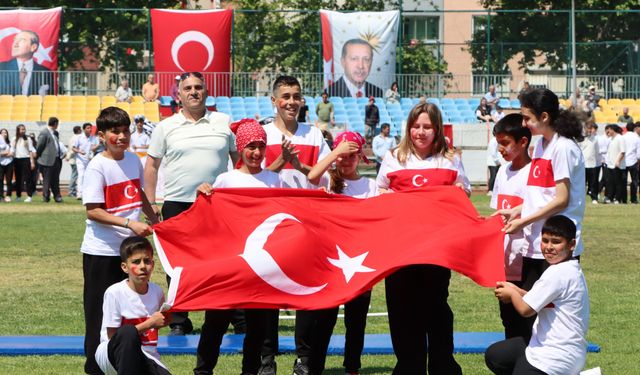 Erdek'te 19 Mayıs Coşkusu: Resmi Törenler, Stadyum Programı ve Ödül Sevinci Bir Arada Yaşandı