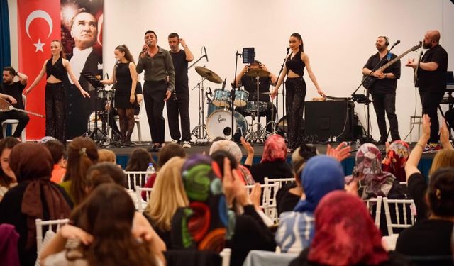 Sındırgı'da Kadınlar Matinesi! Ayhan Erden Sahne Aldı