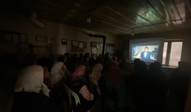 Sındırgı Belediyesi Kepez’de Sahaya İndi: Hem Sinema Etkinliği Hem Hasta Ziyareti!