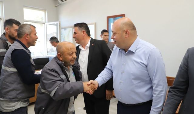 Gönen Belediyesi'nde Bayramlaşma: Başkan İbrahim Palaz Sahadaki Personelle Buluştu