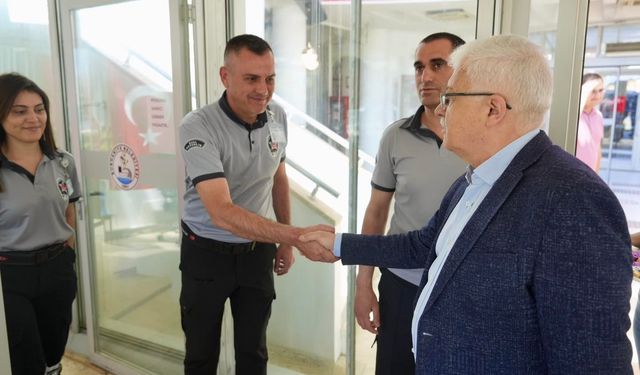 Burhaniye Belediyesi'nde Bayramlaşma: Başkan Deveciler Personelle Buluştu