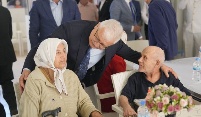 Burhaniye'de bayramlaşma geleneği... Protokol ve vatandaşlar bir arada