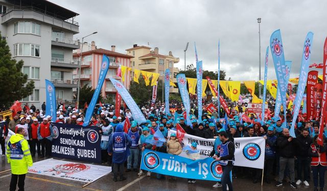 Emekçiler yağmura aldırmadı: Kuvayi Milliye Meydanı’ndan güçlü mesajlar