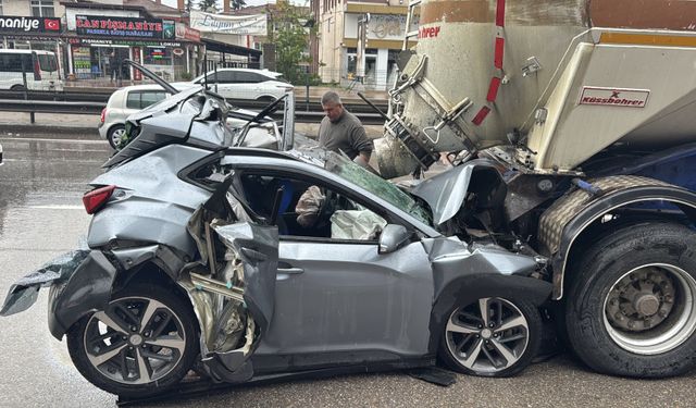 Kocaeli'de Korkutan Kaza: Tır ve Tanker Arasında Ezilen Otomobilden Sağ Çıktı