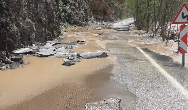 Munzur Çayı Taştı: Tunceli-Ovacık Kara Yolu Ulaşıma Kapatıldı
