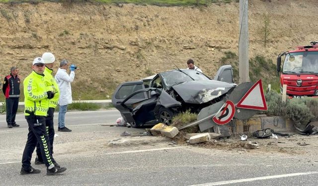 Katliam Gibi Kaza! Refüje Çarpan Otomobil Hurdaya Döndü: 1 Ölü, 2 Ağır Yaralı