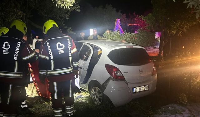 Burhaniye’de Korkutan Gece: Tek Taraflı Kazada Yaralanan Sürücü Hastaneye Kaldırıldı!