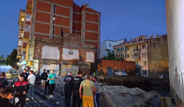 Erdek'te Facianın Eşiğinden Dönüldü! 3 Katlı Bina Saniyeler İçinde Çöktü