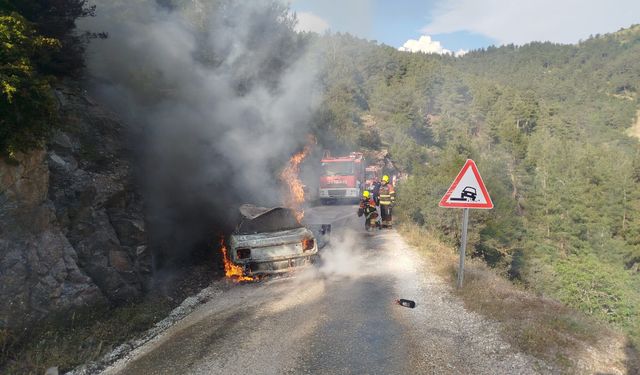 Dursunbey’de Yangın Paniği! Araçtan Sıçrayan Alevler Ormanı Tehdit Etti!